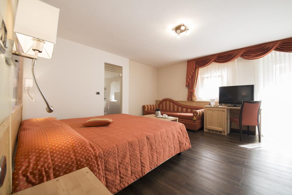 Hotel Touring Predazzo Rum bild