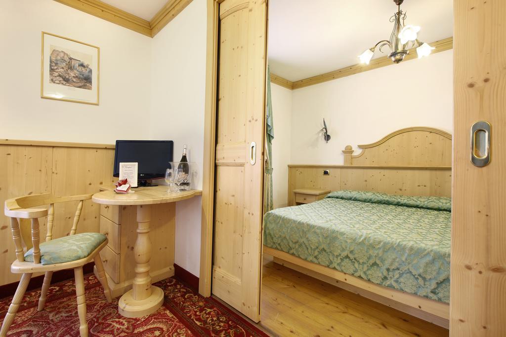 Hotel Touring Predazzo Exteriör bild