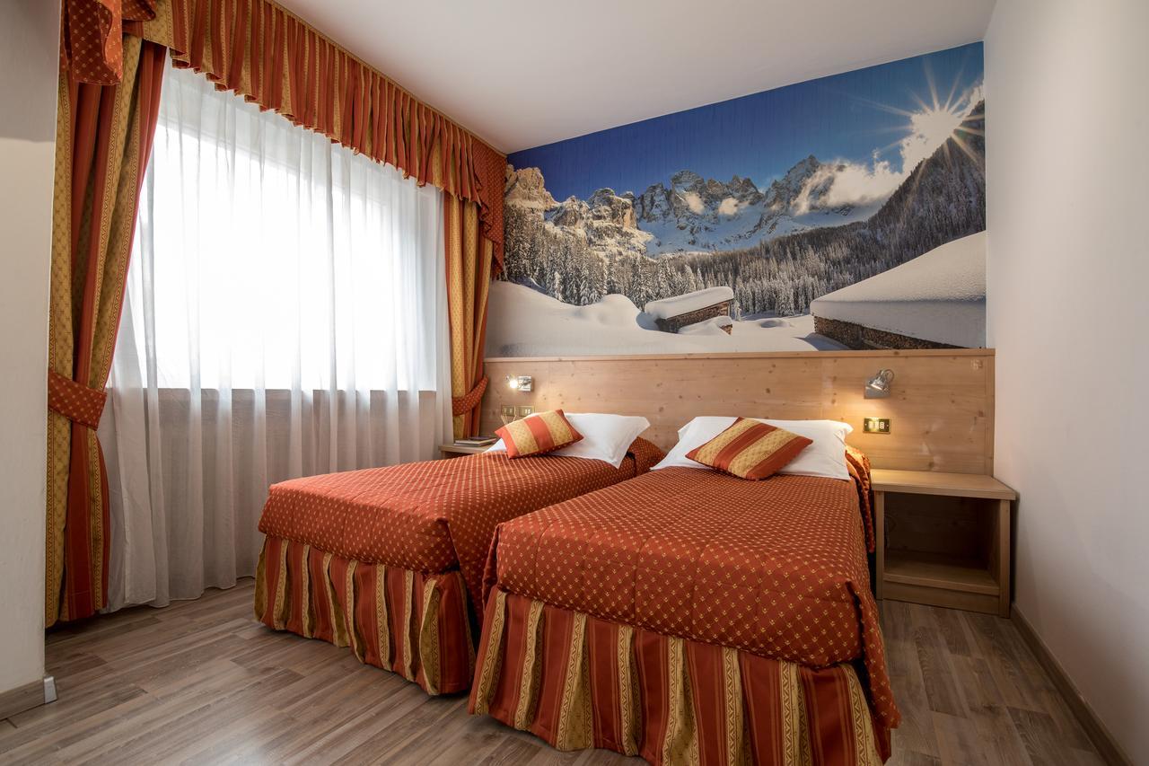 Hotel Touring Predazzo Exteriör bild