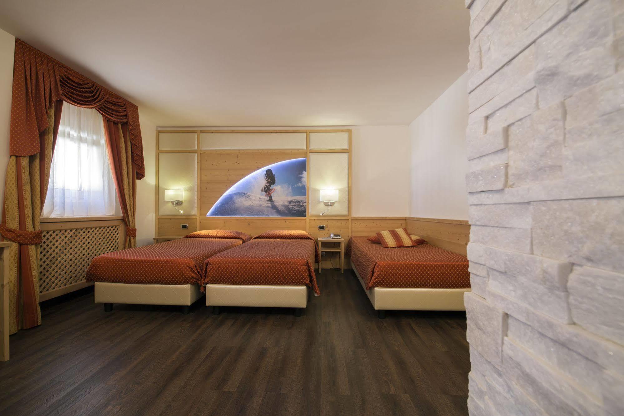 Hotel Touring Predazzo Exteriör bild