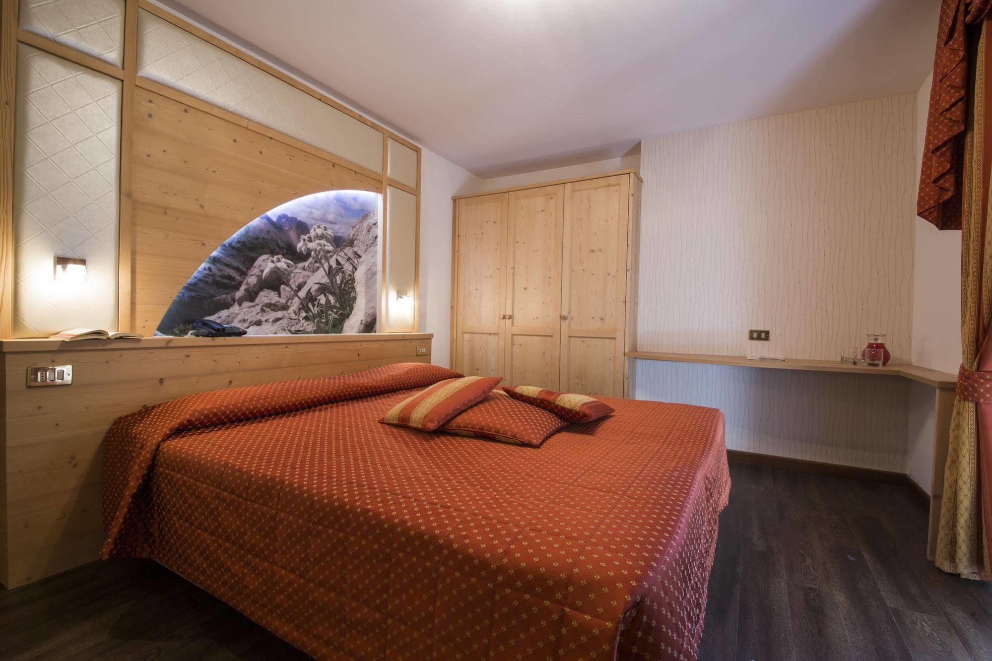 Hotel Touring Predazzo Exteriör bild