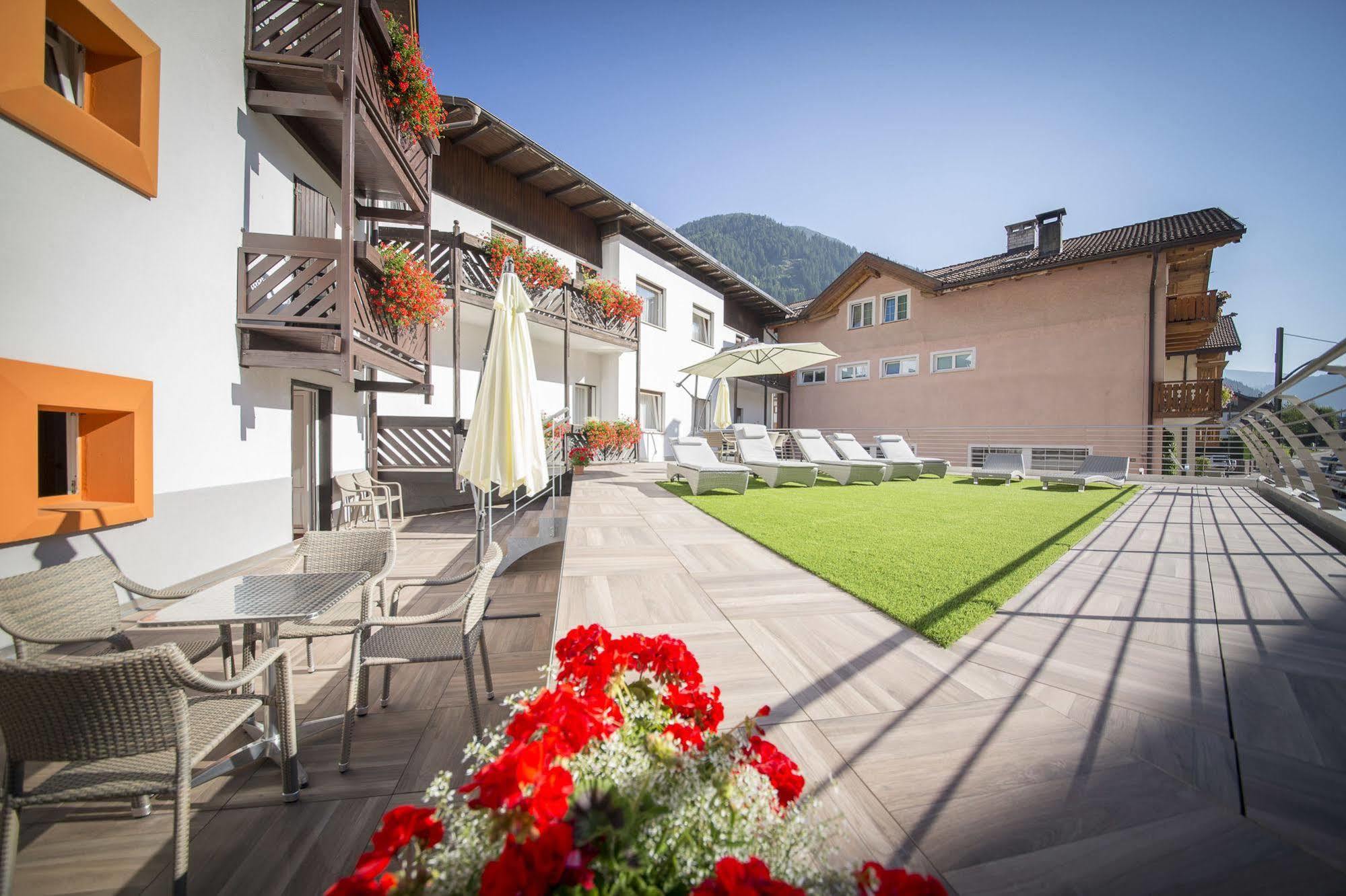 Hotel Touring Predazzo Exteriör bild